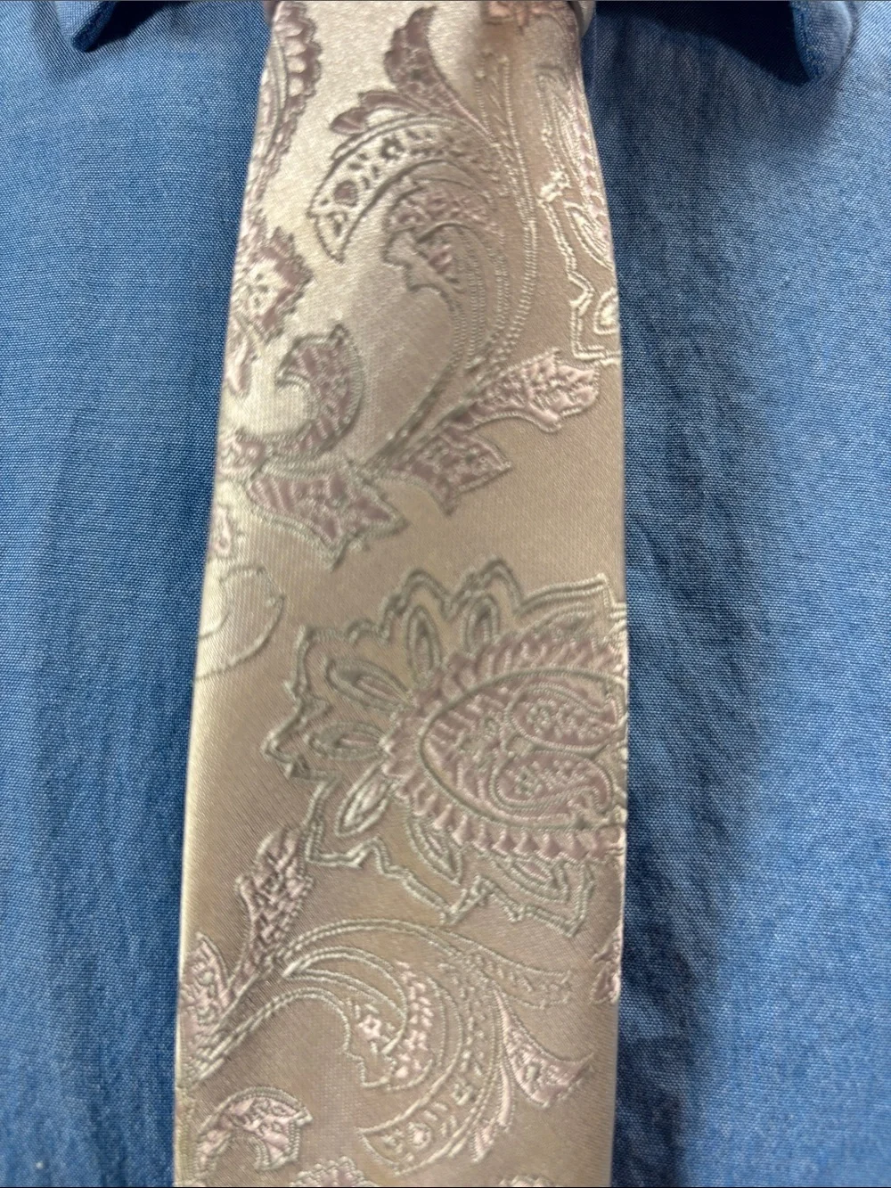 Imani Paisley Tie in Silver and Lavender Sleek Hues